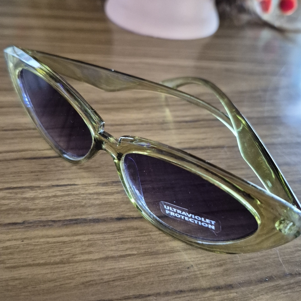 Translucent green retro cat eye sunglasses - Picture 5 of 5
